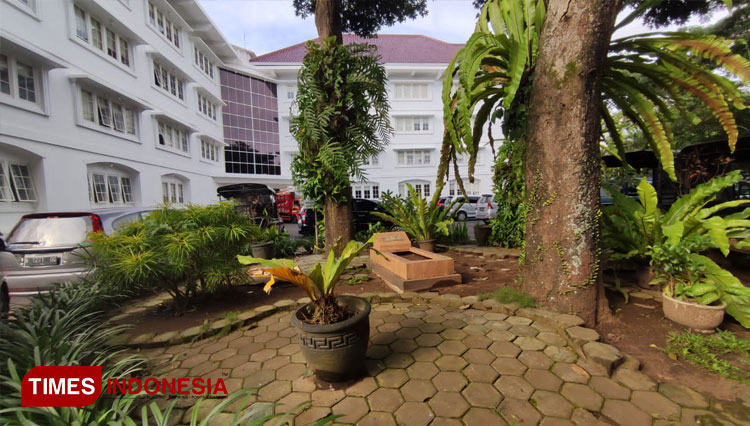 Terlihat makam bertuliskan Mbah Ginah yang ada di belakang Balai Kota Malang. (Foto: Rizky Kurniawan Pratama/TIMES Indonesia)