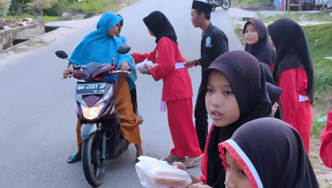 Suasana kegiatan berbagi takjil Pagar Nusa Mandau, Bengkalis, Riau di persimpangan Jalan Kayangan. (Foto: Fiki for TIMES Indonesia)