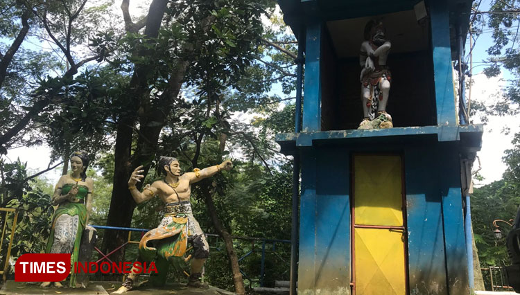Tiga sosok patung yang berada di belakang Balai Kota Malang. (Foto: Rizky Kurniawan Pratama/TIMES Indonesia)