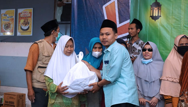 Bersama Terapis Netra, Rumah Sedekah NU Malang Berbagi Bingkisan Lebaran