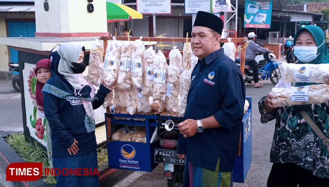 Bagikan Kerupuk, Cara Pasangan Buruh di Banyuwangi Muliakan Bulan Ramadan