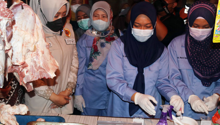 Bupati Mojokerto Ikfina Fahmawati pada saat pemantauan kondisi daging layak jual (Foto: Pemkab Banyuwangi)