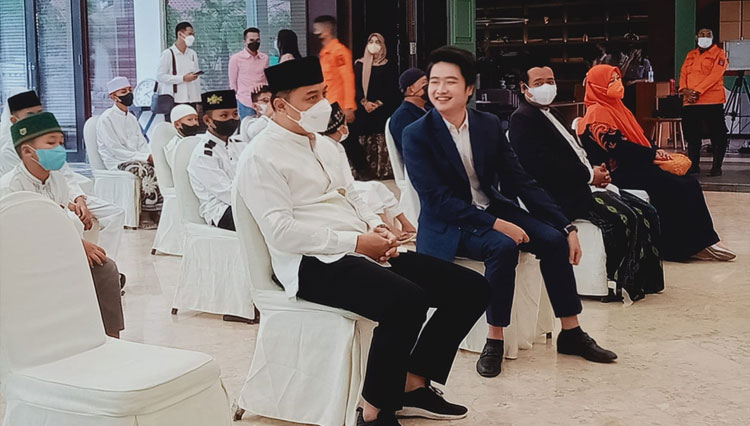 Wali Kota Surabaya Eri Cahyadi bersama Melvin Tenggara saat acara Frida Charity buka puasa bersama anak yatim, Jumat (29/4/2022) petang.(Foto : Lely Yuana/TIMES Indonesia)