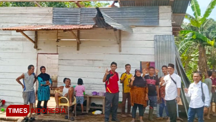 Kepala Desa Muara Beliti Baru Kabupaten Musi Rawas, Zaiful Basri, didampingi Kasi Pemdes, Joni, dan Kepala BPD daerah setempat, Erik ketika meninjau salah satu rumah warga. (Foto: Ali Akbar Saukani/TIMES Indonesia)