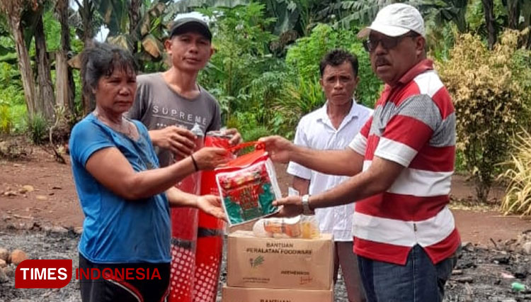 Kadis Sosial Pemkab Morotai Alfatah Sibua, M.Hum saat serahkan bantuan langsung dilokasi rumah terbakar di Desa Saminyamau Pulau Morotai. Minggu sore, 1 Mei 2022. (Foto: Al For TIMES Indonesia).