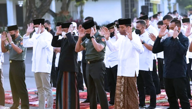 Presiden Joko Widodo saat menunaikan Salat Idul Fitri 1443 H di halaman Gedung Aguns, Istana Kepresidenan Yogyakarta, Senin (2/5/2022). (FOTO: Korem 072/Pamungkas)