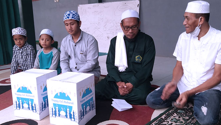 Glutera Indonesia menyerahkan sodaqoh kepada pondok pesantren dan panti asuhan Darul Musthofa, Desa Sukolilo Kecamatan Jabung Kabupaten Malang, Selasa (29/5/2022).