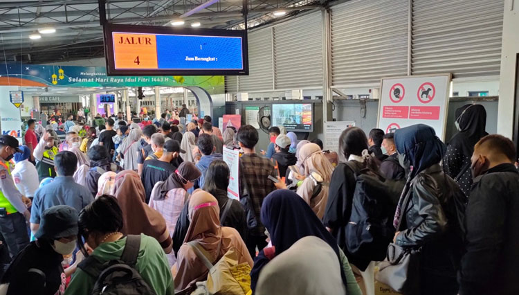 Suasana arus mudik lebaran 2022 penumpang kereta api yang turun di Stasiun Wilayah Daop 6 Yogyakarta. (FOTO: Fajar Rianto/TIMES Indonesia)
