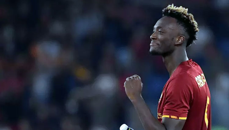Striker Tammy Abraham membawa AS Roma melangkah ke final Liga Conference Europa setelah membawa tim menang 1-0 atas Leicester City di leg kedua semifinal di Stadion Olimpico, Jumat (6/5/2022). (football italia)