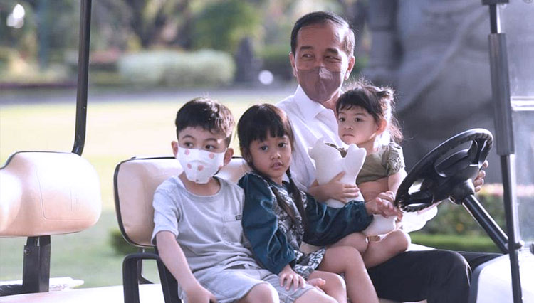 Presiden RI Jokowi saat bersama cucu-cucunya. (FOTO: Facebook Presiden Jokowi)