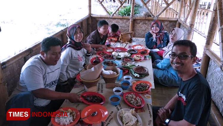 Suasana rumah makan di Saung Sawah yang selalu dipadati pengunjung sejak lebaran tahun ini (FOTO: Susi/TIMES Indonesia)