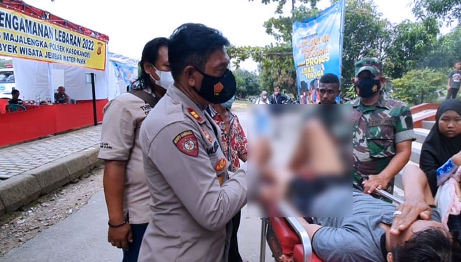 Kapolsek Kasokandel, Iptu Wahid Rodise mengevakuasi wisatawan yang mengalami kecelakaan saat menjajal wahana di objek wisata Jembar Waterpark. (FOTO: Humas Polres Majalengka for TIMES Indonesia)