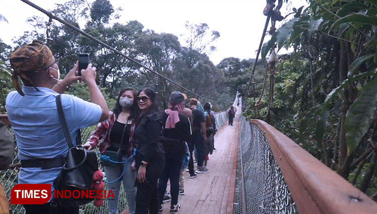 The visitors capture their moments at at Rengganis Suspension Bridge, Bandung. (Photo: Iwa/Times Indonesia) 