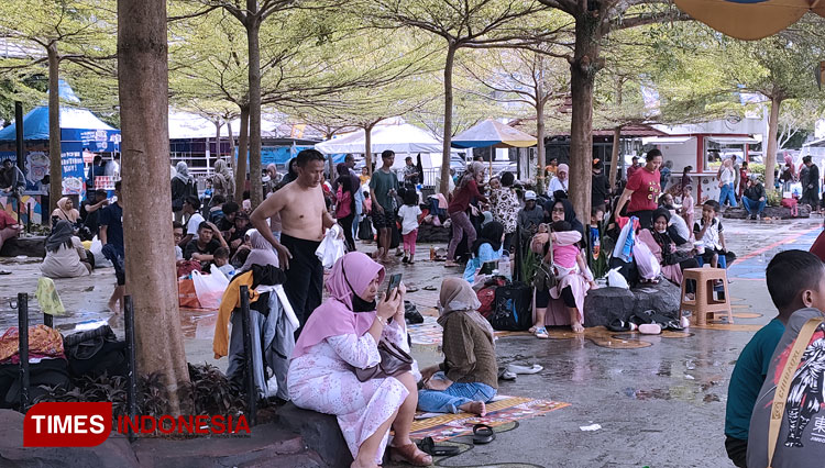 Sejumlah-pengunjung-beralaskan-tikar-menikmati-suasana-Taman-Wisata-Air-Ampera-Water-Park-Tasikmalaya.jpg