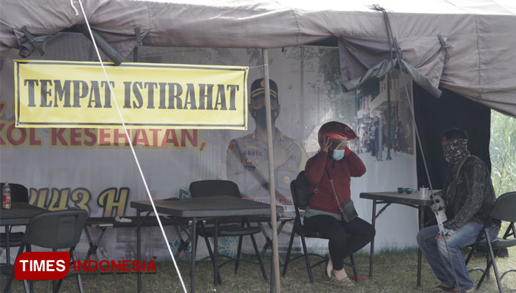Pengendara arus balik lebaran saat beristirahat di pos pelayanan Polres Probolinggo.(Foto: Bripka Muchtar for TIMES Indonesia)