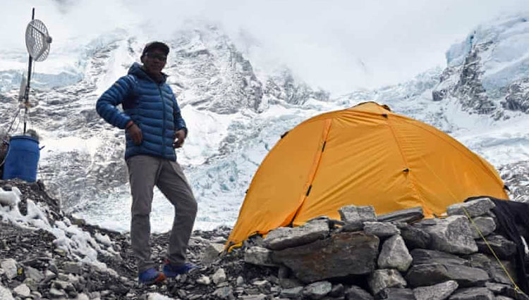 Kami Rita Sherpa dari Nepal di base camp Gunung Everest di distrik Solukhumbu pada hari Sabtu selama pendakiannya yang memecahkan rekor. (FOTO: The Guardian/AFP/Getty Images)