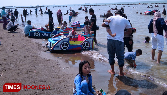 Pantai Tirtamaya Indramayu Diserbu Wisatawan, Penyewaan Perahu Selancar Diminati