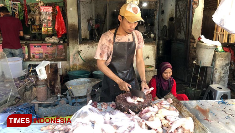Harga Daging Ayam di Pasar Probolinggo Masih di Atas Normal