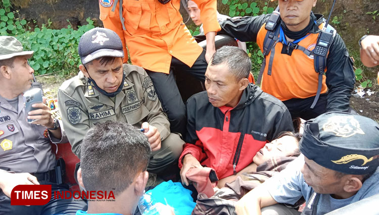 Tim SAR gabungan saat melakukan evakuasi terhadap korban yang sempat hilang di Gunung Ijen (FOTO: Ghazal for TIMES Indonesia)