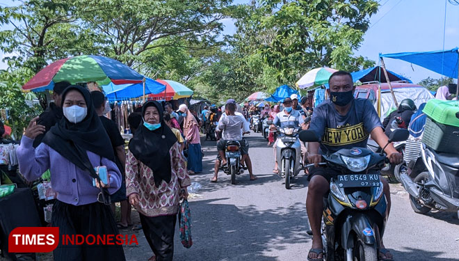 Suasana pasar Kliwon, ramai pengunjung. (Foto: M.Miftakul/TIMES Indonesia)