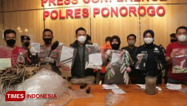 Wakapolres Ponorogo Kompol Meiridiani saat memberikan keterangan pers terkait bapak dan anak membuat balon udara dan petasan. (Foto:Humas Polres Ponorogo)