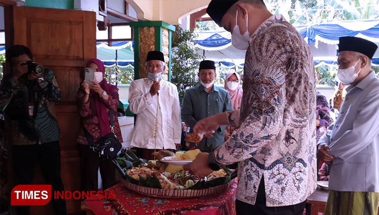 Bupati Kendal, Dico M Ganinduto saat memotong tumpeng dalam acara haul Wali Gembyang di makam Wali Gembyang di Patukangan Kendal, Selasa (10/5/2022). (FOTO: Zamroni/TIMES Indonesia)