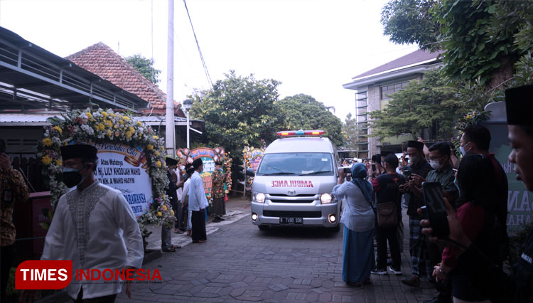 Mobil ambulance yang membawa mendiang, Hj. Lily Khodijah Wahid yang tiba di Ponpes Tebuireng, Kecamatan Diwek, Kabupaten Jombang, Selasa (10/5/2022) (FOTO: Thaoqid Nur/TIMES Indonesia) 