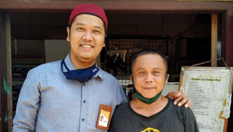 Maulana Kurnia Putra, Manager Regional 2 LAZNAS PPPA Daarul Qur'an bersama Pak Sardon di depan toko kecilnya di Jalan Kenari, Kota Yogyakarta. (Foto: PPPA Daarul Qur'an for TIMES Indonesia)