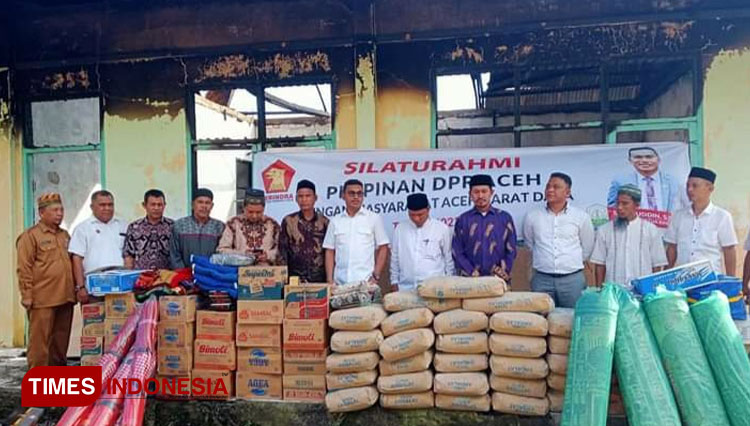 Pulang Kampung, Plt Ketua DPR Aceh Salurkan Bantuan untuk Korban Bencana Alam