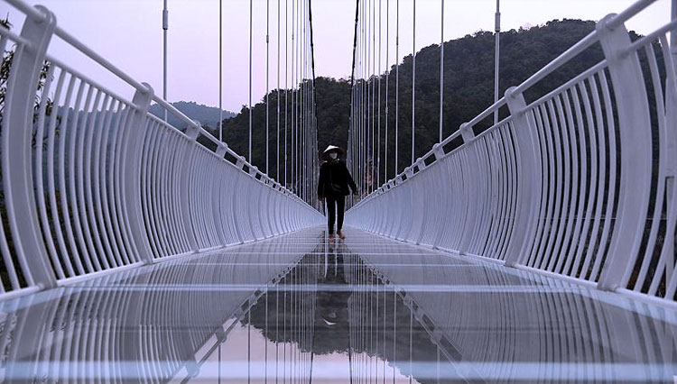 Anda Berani Naik Jembatan Kaca Terpanjang di Dunia di Vietnam?