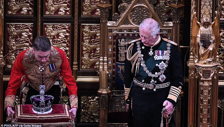 Pangeran Charles merasa trenyuh melihat hanya Mahkota Ratu Elizabeth II yang hadir dalam sidang parlemen sebelum memberikan sambutan. (FOTO: Getty Images)
