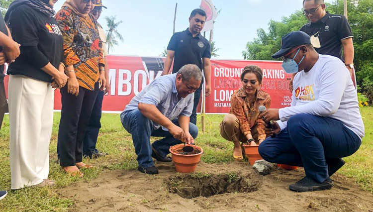 Presiden Lombok FC, H Bambang Kristiono (HBK) saat melakukan proses peletakan batu pertama pembangunan tempat latihan Lombok FC. (Foto: Humas Lombok FC)