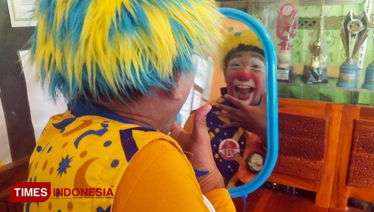 Rudi Suryanto si Bang Yeye Badut mantan personel Rusak Band berfoto usai make up (FOTO : Sri Hartini / TIMES Indonesia)