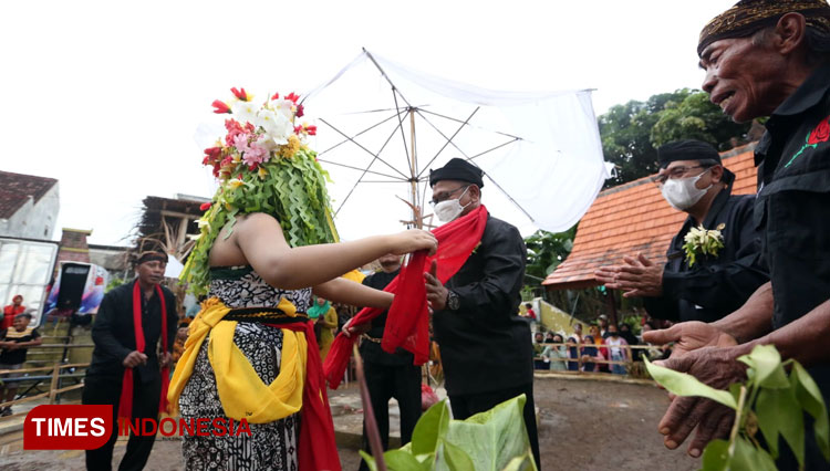Wakil Bupati Banyuwangi Sugirah saat menari Seblang di Desa Olehsari, Kecamatan Glagah Banyuwangi (Foto : Rizki Alfian/ TIMESIndonesia)