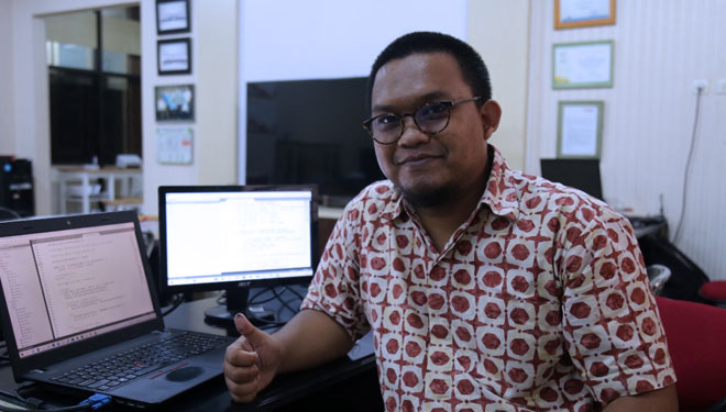 Dosen Prodi Informatika Universitas Muhammadiyah Malang (UMM) Fauzi Dwi Setiawan Sumadi, ST., M.CompSc. memberikan penjelasan terkait maraknya pasar kripto. (Foto: Humas UMM)