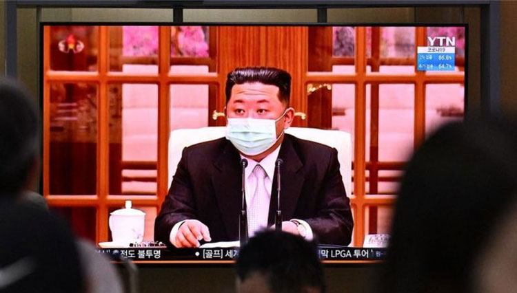 Pemimpin Korea Utara Kim Jong Un muncul dengan masker wajah di televisi untuk pertama kalinya pada hari Kamis untuk memerintahkan penguncian nasional. (FOTO: BBC/Getty Image)