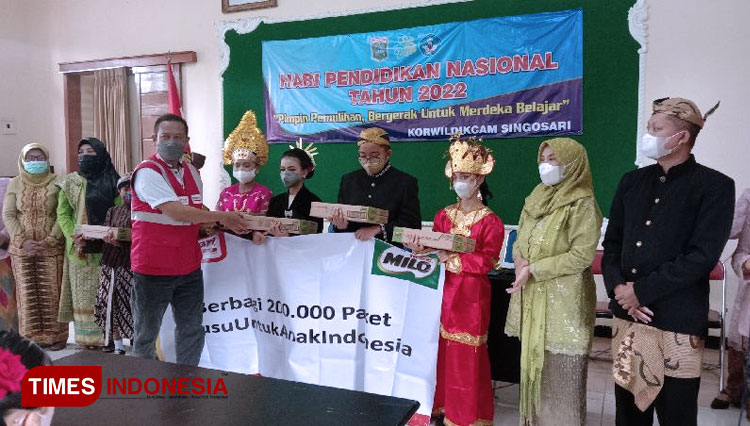 Hardiknas 2022, Alfamart Berbagi Paket Susu Kemasan untuk Siswa SD di Malang