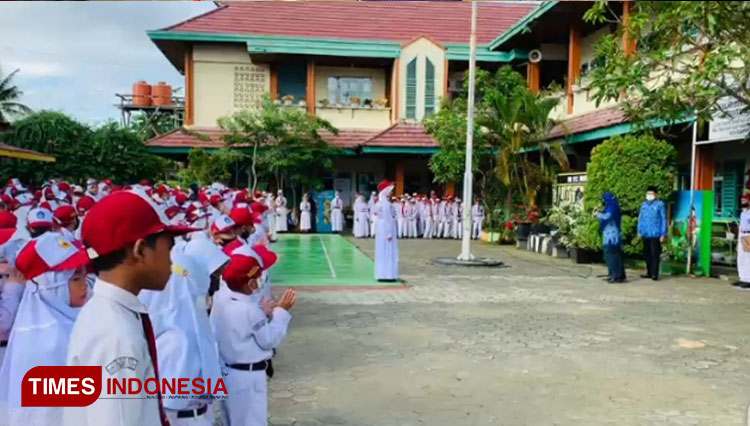 Siswa SDN 012 Bontang Selatan Upacara Peringatan Hardiknas 2022 (Foto: Kusnadi/TIMES Indonesia)