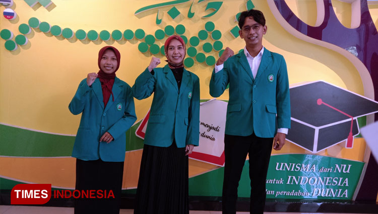 Tiga wisudawan terbaik Universitas Islam Malang (UNISMA) pada wisuda periode ke-67 tahun 2022. (FOTO: Naufal Ardiansyah/TIMES Indonesia)