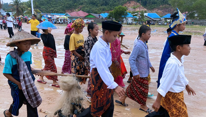 Kelompok Nelayan jaring ikan yang dicontohkan oleh anak sekolah Dasar pada festival karnaval Hari pendidikan Nasioanal sore tadi. (Foto: Dinas Pendidikan)