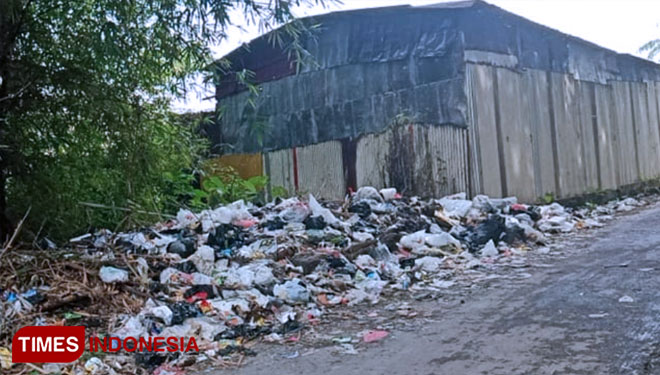 Salah satu TPS diwilayah Sukamulya overload yang mengakibatkan sampah berceceran ke jalan, Jumat (13/5/22) (Foto: Ajat Sudrajat/TIMES Indonesia)