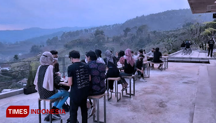 Café Desa Wisata Batu Stole the Customers' Attention with Its Stunning View   