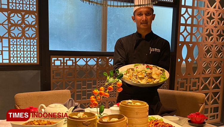 Chef Badrus with some of the Chinese Set Menu at Makan Kitchen Double Tree Hilton. (Photo: Shinta Miranda/TIMES Indonesia) 