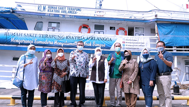Gubernur Khofifah saat melepas pelayaran Rumah Sakit Terapung (RST) Ksatria Airlangga di Muara Kalimas, di depan kantor Kesyahbandaran Utama Tanjung Perak Surabaya, Sabtu (14/5/2022). (FOTO: Dok. Humas Pemprov Jatim)