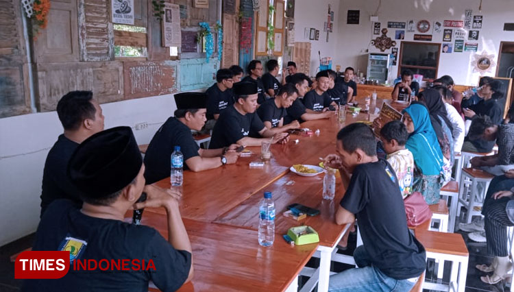 Ikatan Alumni Ikatan Keluarga Wiralodra Dharma Ayu Malang (Ikawiradharma) menggelar Halal Bi Halal, di Kopi Sinom, Lohbener, Indramayu, Jawa Barat. (Foto: Nurhidayat/TIMES Indonesia)