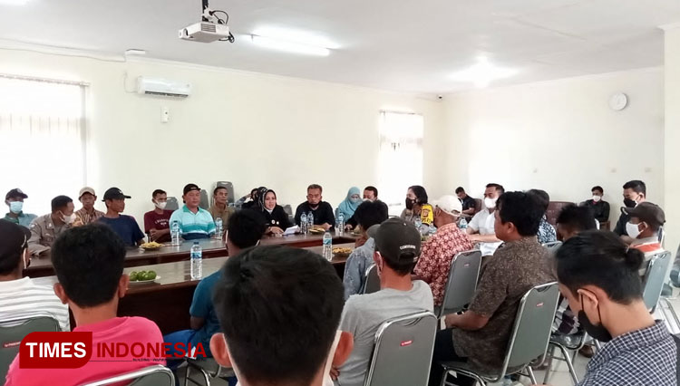 Pembinaan dari Kapolres dan Dinas KUKMP Kota Banjar terhadap penyadap nira dan pengrajin gula di Kecamatan Langensari. (Foto: Susi/TIMES Indonesia)