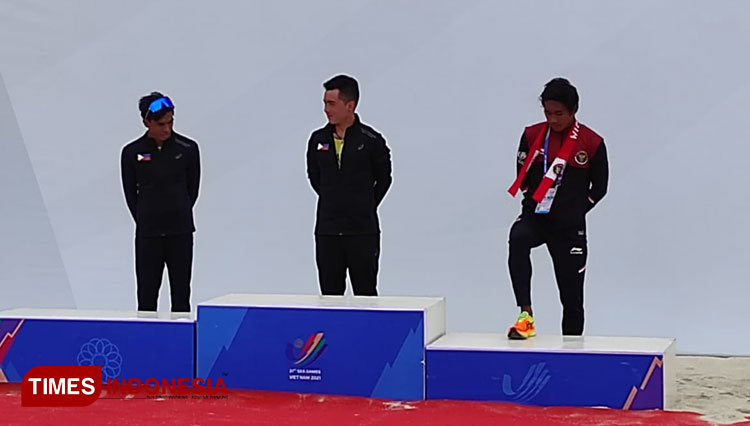 Ronald Bintang Setiyawan saat menaiki podium untuk menerima medali Cabor Triatlon dalam Sea Games ke-31 di Vietnam (FOTO : Agung Setiyawan For TIMES Indonesia)