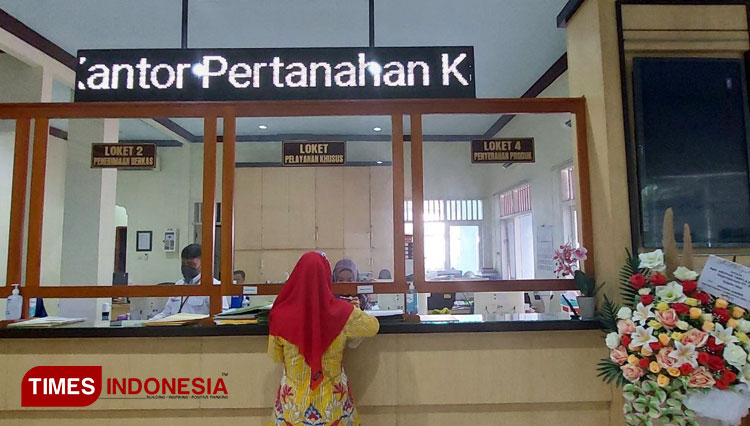 Kantor ATR/BPN Jember saat melayani masyarakat. (Foto: Siti Nur Faizah/TIMES Indonesia) 