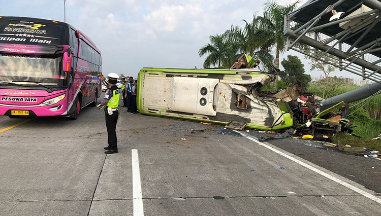 Laka Tunggal Bus Pariwisata di Tol Mojokerto-Surabaya, 13 Meninggal 12 Luka Berat