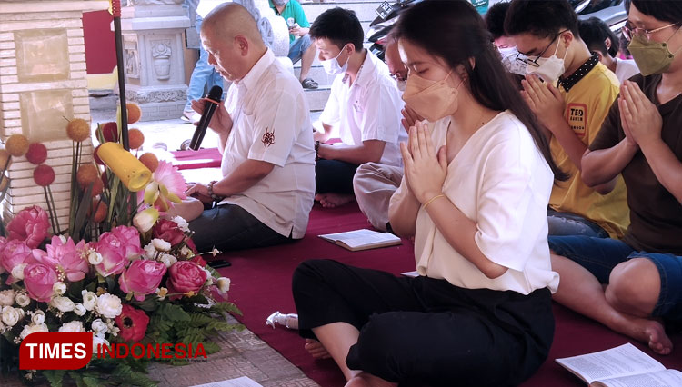 Memandikan Arupa Budha kecil, sebagai cerminan pembersihan diri (FOTO: Raphel /TIMES Indonesia)
